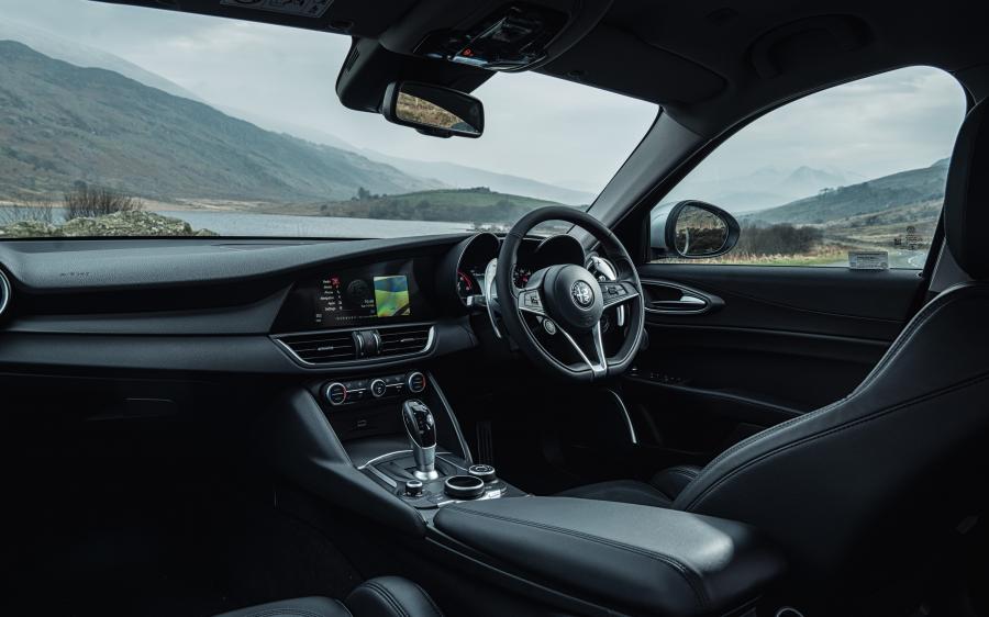Интерьер Alfa Romeo Giulia Q2 (952) 2016 года  (UK) (фото 5 из 43)